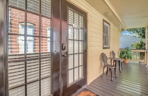 Historic Downtown Savannah Condo | Pretty Jones Street Carriage House Free Parking