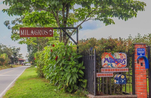 Filandia Cabin | Pretty Modern Cabin at the Tourist Area. MILAGROS