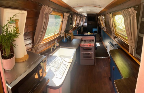 Elthorne Boat Rental | Pretty Narrowboat moored in Private Garden, (sleeps 4), Hanwell, West London.