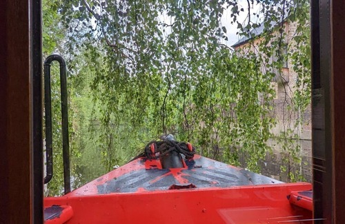 Elthorne Boat Rental | Pretty Narrowboat moored in Private Garden, (sleeps 4), Hanwell, West London.
