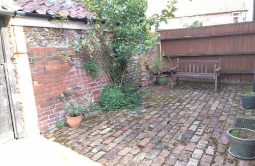 Docking Cottage | Pretty Norfolk Cottage 5 min drive to the beach and 5 min walk to the pub!