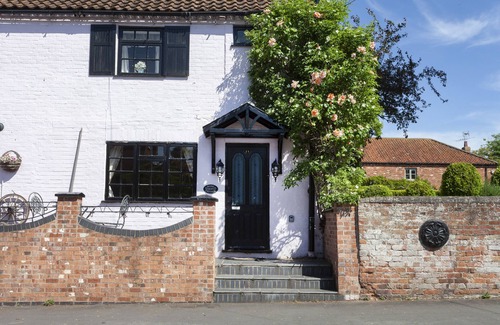 Bingham Cottage | Pretty Period Cottage in small Market town of Bingham, Nottingham area