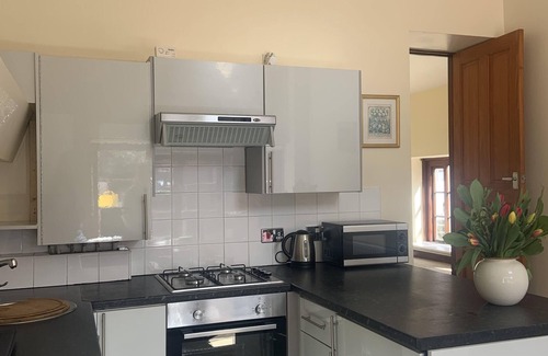 Cowbridge House | Pretty stone cottage near the village of Pendoylan