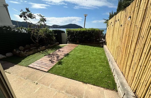 Les Lecques Apartment | Pretty T2 with garden and direct access to the sea
