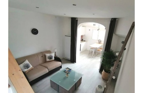 Luce House | Pretty town house with courtyard/ parking and Jacuzzi access (pets welcome)