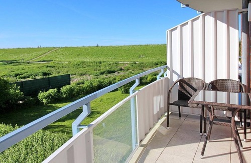 Schillig Apartment | Pretty vacation apartment by the sea with balcony and view of the green North Sea dike - Hus