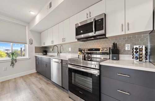 Center City Apartment | Prime 1 Bedroom, 2 Bath Apt w/Paid Parking