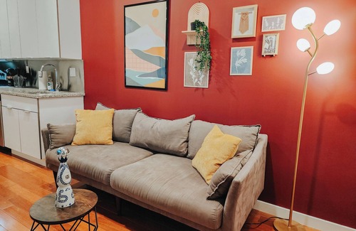 Washington Square West Apartment | Prime/2 King Beds/65" TV/Jefferson Hospital