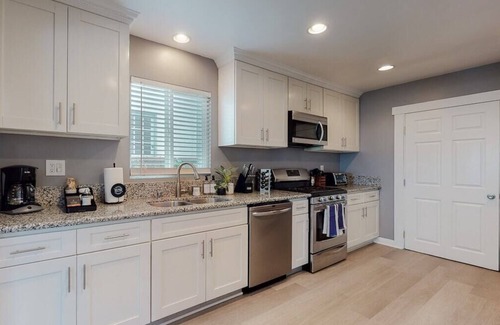 West Los Angeles House | Prime 3BR LA Westside Near local Beaches