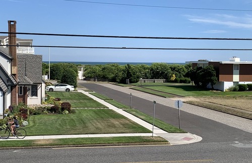 A-Zone House | Prime Beach House & Huge Private Back Yard - Steps to the beach & Shark Park!