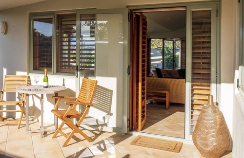 Onetangi House | Prime beachfront position on Waiheke Island.