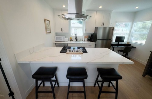 Burbank Apartment | Prime Burbank Location – New 1 Bedroom Near Studios, Dining, Museums & More!