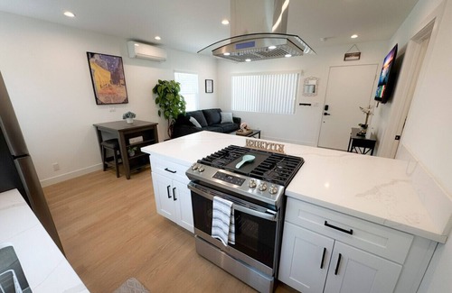 Burbank Apartment | Prime Burbank Location – New 1 Bedroom Near Studios, Dining, Museums & More!