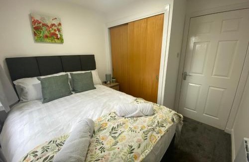 Dunfermline Apartment | Prime City Centre - Ground Floor Parking By Tba