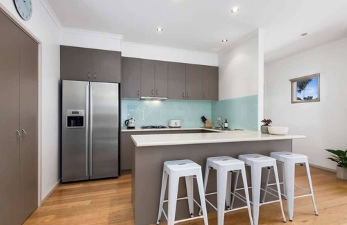 Barwon Heads House | Prime Coastal Hideaway, 450m to beach and river