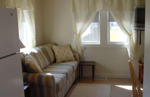 South Haven Cottage | PRIME DATES AVAILABLE 300 FT.TO PACKARD PARK OR OAK ST BEACHES. CLOSE TO TOWN
