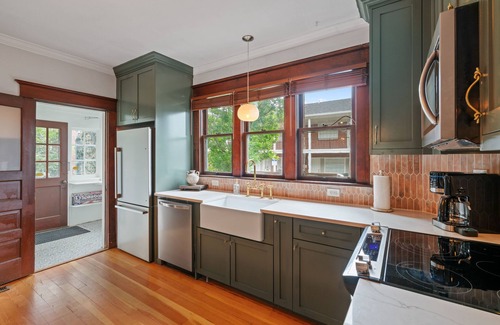Downtown Vancouver House | Prime Downtown Location - Family Friendly