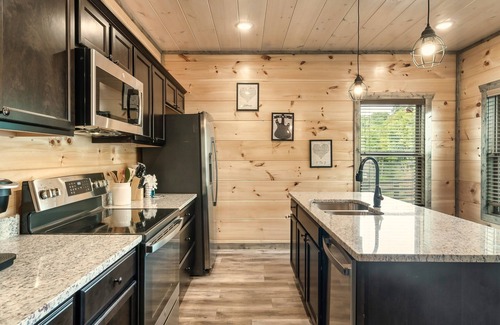Sevierville Cabin | Prime Fall Escape Indoor Pool Tub, Views & Dogs