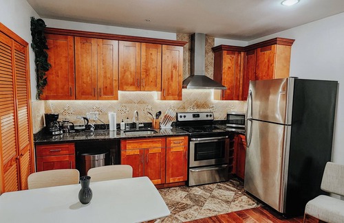 Gayborhood Apartment | Prime/King Bed/2 En-Suite Bathrooms/65"TV