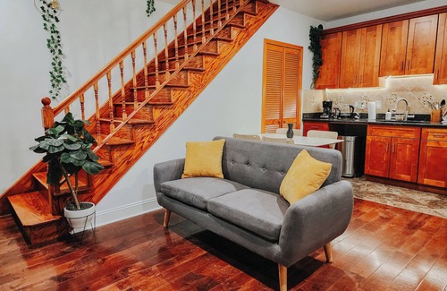 Gayborhood Apartment | Prime/King Bed/2 En-Suite Bathrooms/65"TV