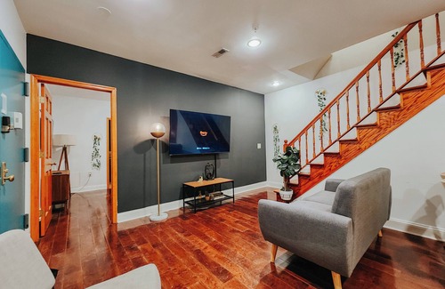 Gayborhood Apartment | Prime/King Bed/2 En-Suite Bathrooms/65"TV