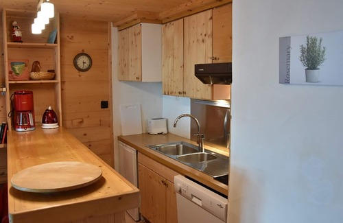 Pralognan-la-Vanoise Apartment | Prime Location in Pralognan-la-Vanoise: Cozy 2-BR Apartment Near Slopes and Shops
