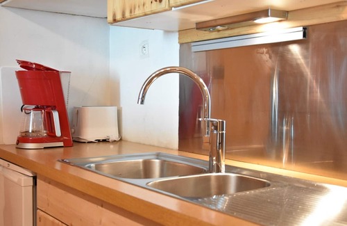 Pralognan-la-Vanoise Apartment | Prime Location in Pralognan-la-Vanoise: Cozy 2-BR Apartment Near Slopes and Shops