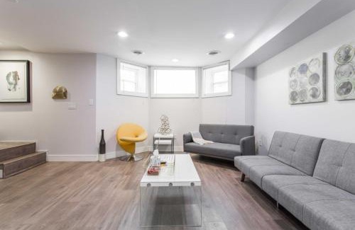 Lakeview Apartment | Prime Location! - 1 Min Walk to Wrigley Field - 2BR Apts Perfect for CUBS PLAYOFF Fans!