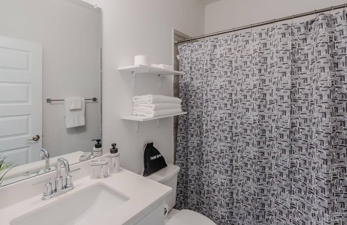 Vickery Meadow House | Prime Location - 3BR Luxury Home - Pool, BBQ!