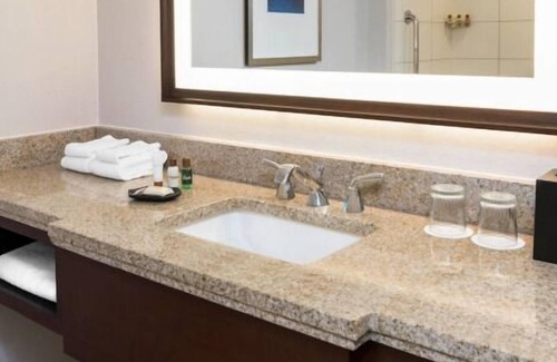 Pinch District House | Prime Location!! 4 Classy Units, Onsite Restaurant, and Bar, Pets Allowed