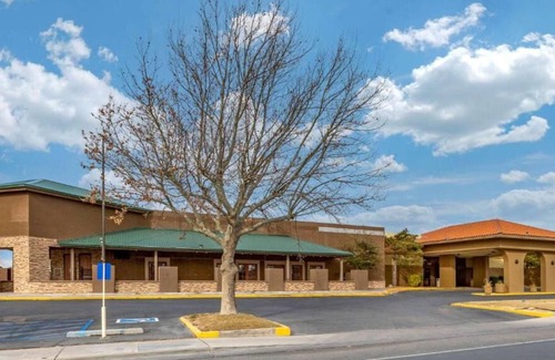 Roswell House | Prime Location! 4 Comfortable Units, Free Breakfast Near Loveless Park