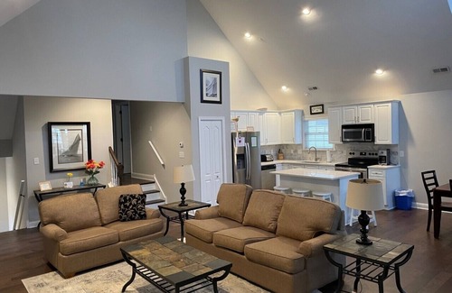 North End House | Prime Location! 5 Bed/4 Bath Condo 6 houses from Beach & Boardwalk! 2500 sq/ft