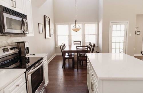 North End House | Prime Location! 5 Bed/4 Bath Condo 6 houses from Beach & Boardwalk! 2500 sq/ft