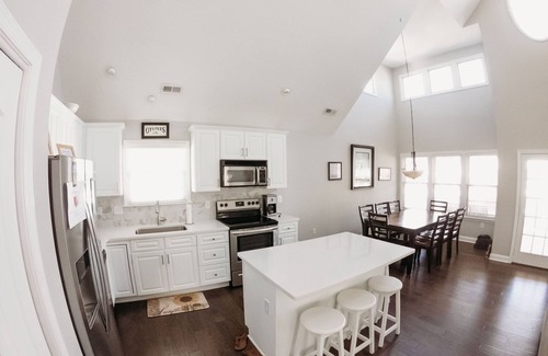 North End House | Prime Location! 5 Bed/4 Bath Condo 6 houses from Beach & Boardwalk! 2500 sq/ft
