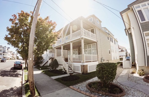 North End House | Prime Location! 5 Bed/4 Bath Condo 6 houses from Beach & Boardwalk! 2500 sq/ft
