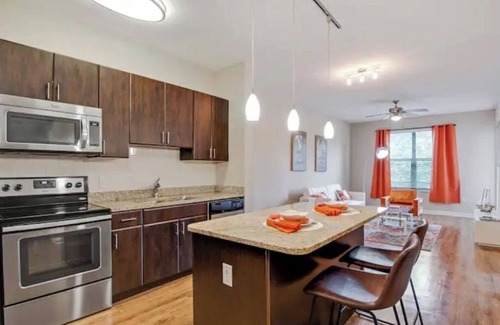 Carver City - Lincoln Gardens Condo | Prime Location for Business and Leisure Travelers
