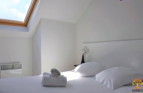 Grandcamp-Maisy Hotel | Prime Location! Onsite Parking, Pool, Pets Allowed! Near Plage de Grandcamp!