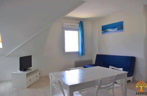 Grandcamp-Maisy Hotel | Prime Location! Onsite Parking, Pool, Pets Allowed! Near Plage de Grandcamp!