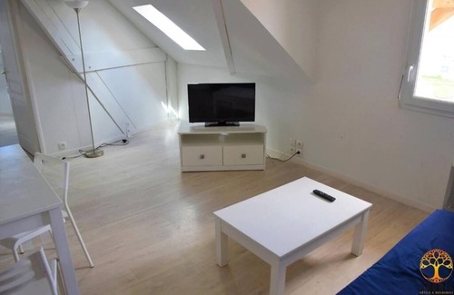 Grandcamp-Maisy Hotel | Prime Location! Onsite Parking, Pool, Pets Allowed! Near Plage de Grandcamp!