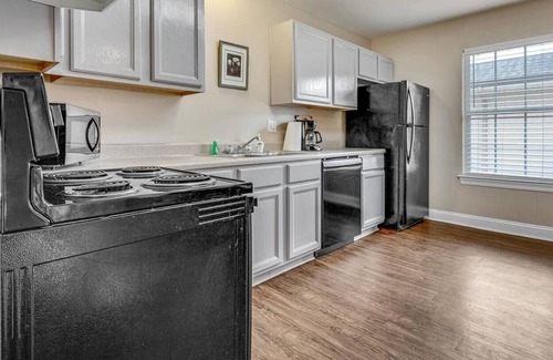 Faubourg Delassize Apartment | PRIME Location! Gated NOLA Apt! Great for Groups!