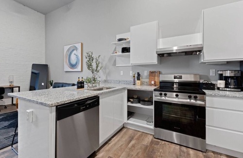 Oregon District Apartment | Prime Location I Mins to Dining I Downtown Dayton