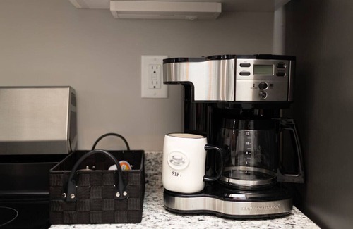 Oregon District Apartment | Prime Location I Mins to Dining I Downtown Dayton