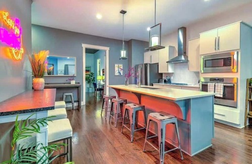Edgehill House | Prime location in The Gulch,14 beds Skyline Views!