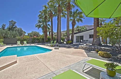 Magnesia Falls Cove House | Prime Location! MidCentury+Large Backyard+Walk to Restaurants & Shops - The Palm