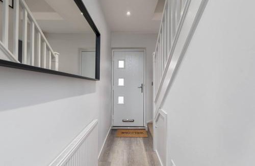 Sheffield House | Prime Location, Modern 2br House