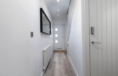 Sheffield House | Prime Location, Modern 2br House