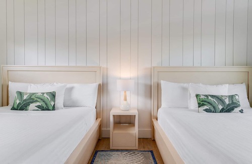 Islamorada Hotel | Prime Location! Onsite Pool, Free Breakfast, Free Parking