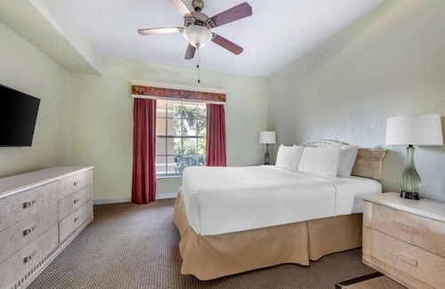 West Kissimmee Hotel | Prime Location Paradise! Free Shuttle, Swimming Pool, Full Kitchen!