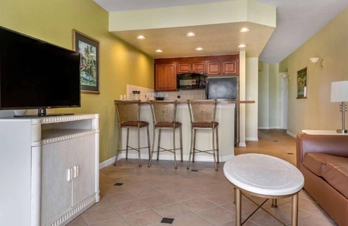West Kissimmee Hotel | Prime Location Paradise! Free Shuttle, Swimming Pool, Full Kitchen!