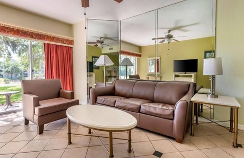 West Kissimmee Hotel | Prime Location Paradise! Free Shuttle, Swimming Pool, Full Kitchen!
